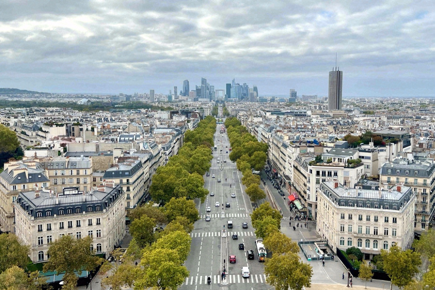 Vom Dach des Arc de Triomphe schweift der Blick die baumallee-gesäumten Champs-Élysées entlang bis zu den