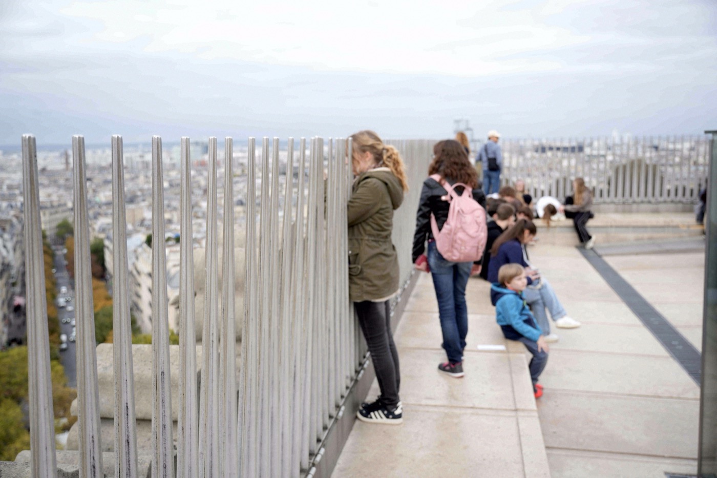 Touristen stehen auf der Dachterrasse des Arc de Triomphe und genießen den Panoramablick über die Pariser