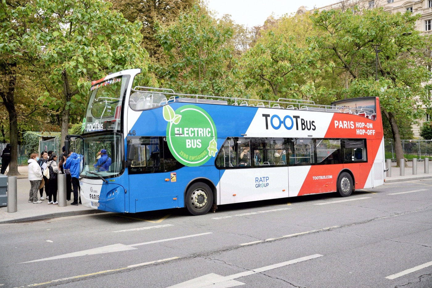 Elektrischer Toot Bus Paris Hop-on/Hop-off der RATP Group an einer Haltestelle in Paris – blau-weiß-roter
