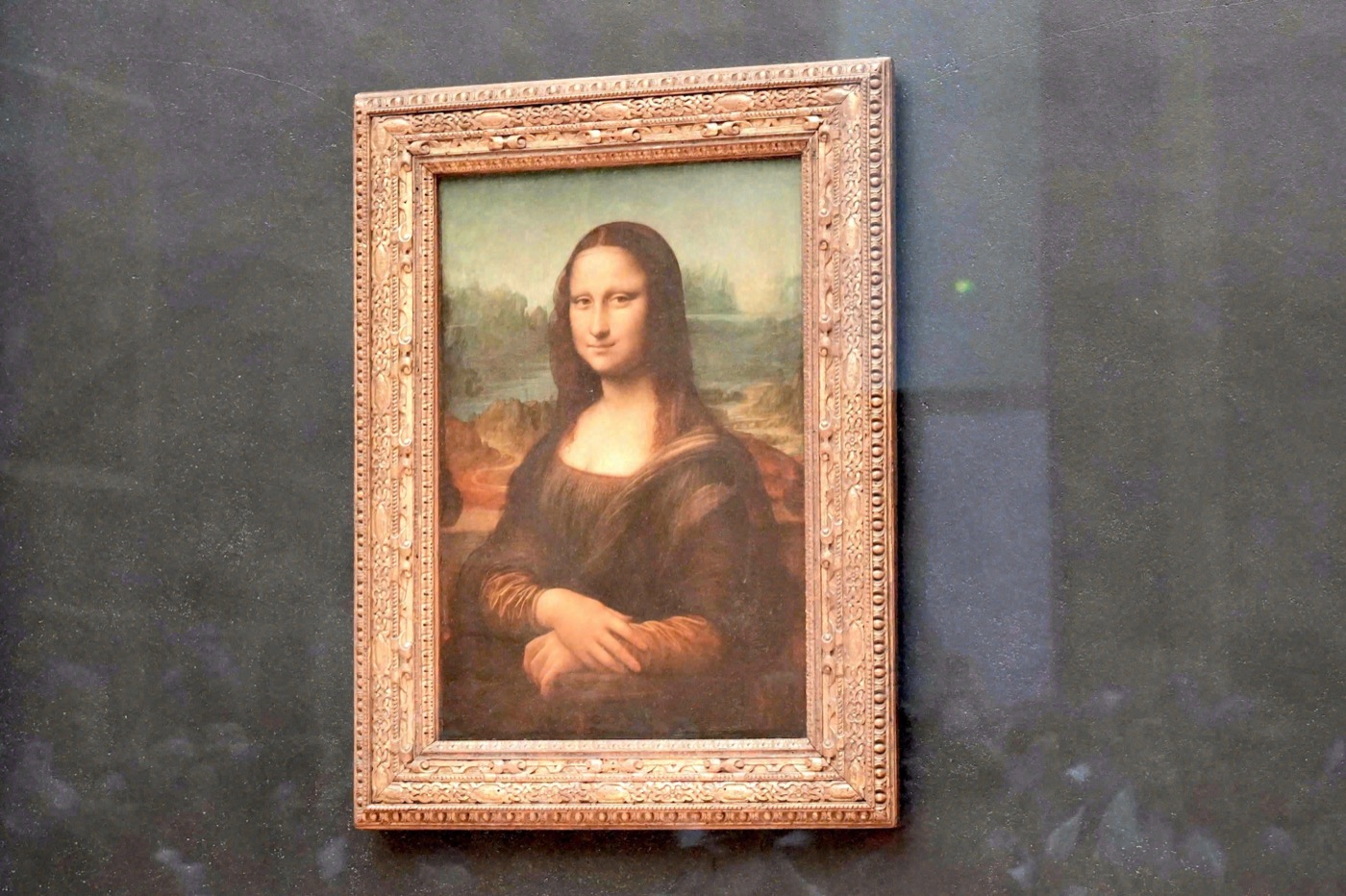 Die Mona Lisa von Leonardo da Vinci, ausgestellt hinter Glas im Louvre, Paris.