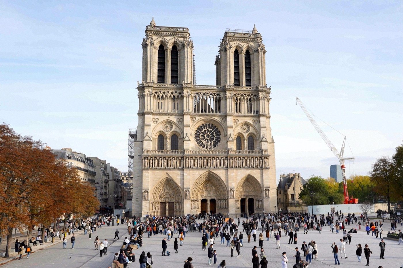Frontansicht der Kathedrale Notre-Dame de Paris auf der Île de la Cité. Belebter Vorplatz (Parvis Notre-Dame)