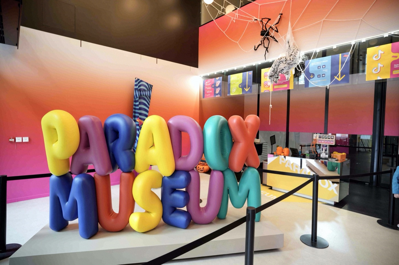 Der bunte 3D-Schriftzug „Paradox Museum“ begrüßt Besucher im Eingangsbereich des interaktiven Museums in
