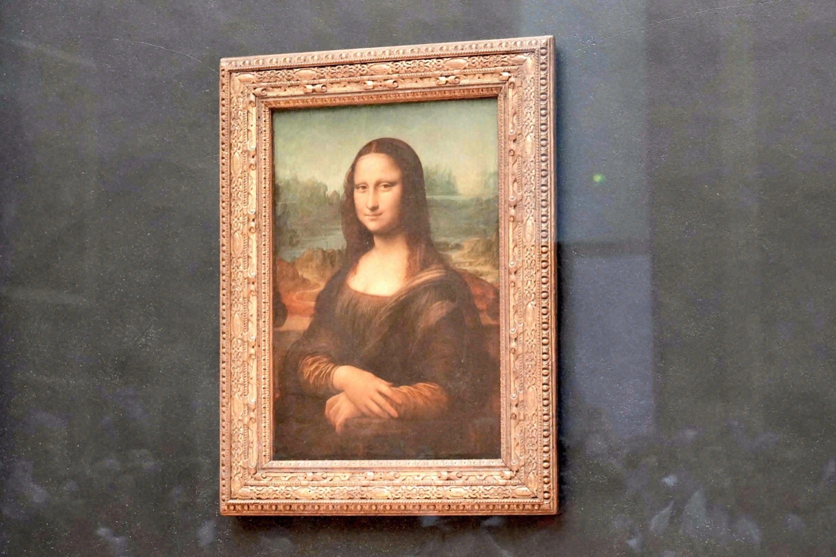 Die Mona Lisa von Leonardo da Vinci, ausgestellt hinter Glas im Louvre, Paris.